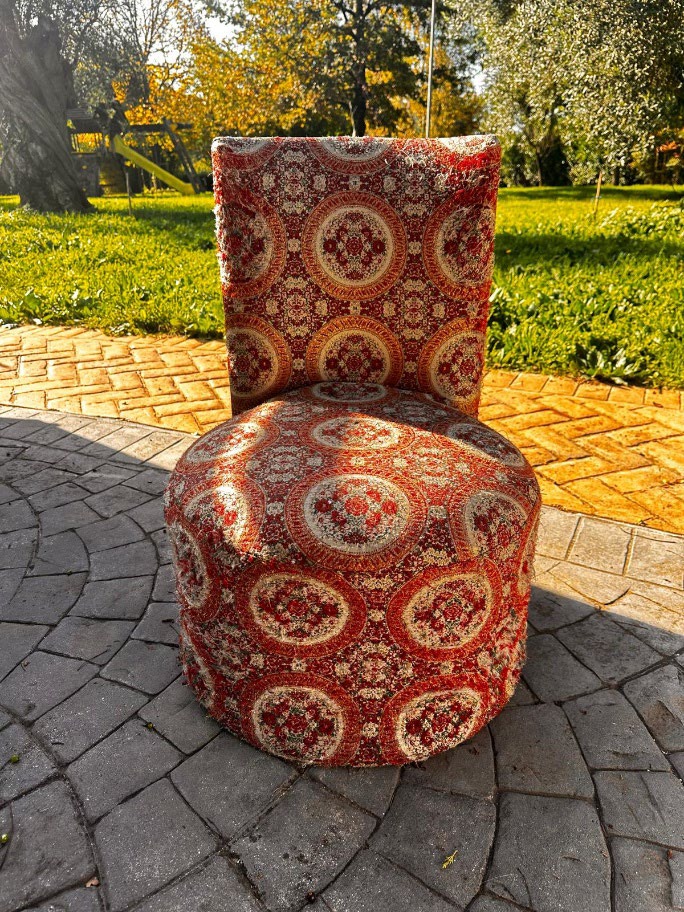 poltroncina-vintage-rivestita-tappeto-orientale